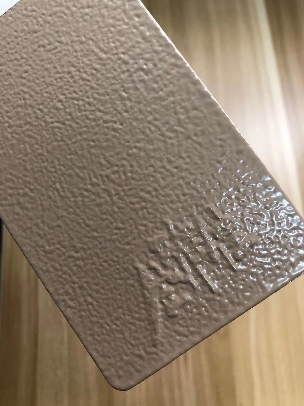 pulvériser sur une couche de poudre